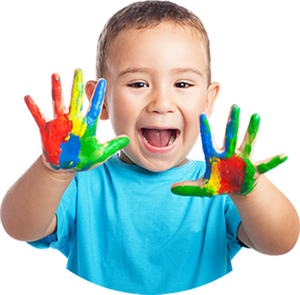 Bambino con mani colorate